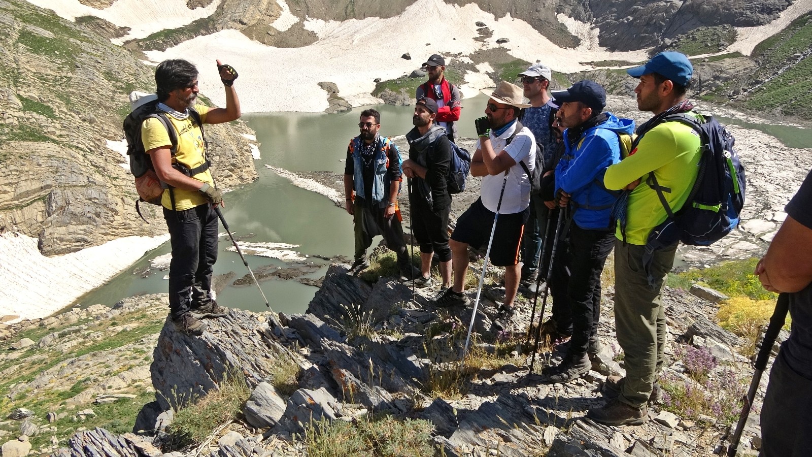 Yüksekovalı dağcılar 20 bin yıllık buzulları gezdi