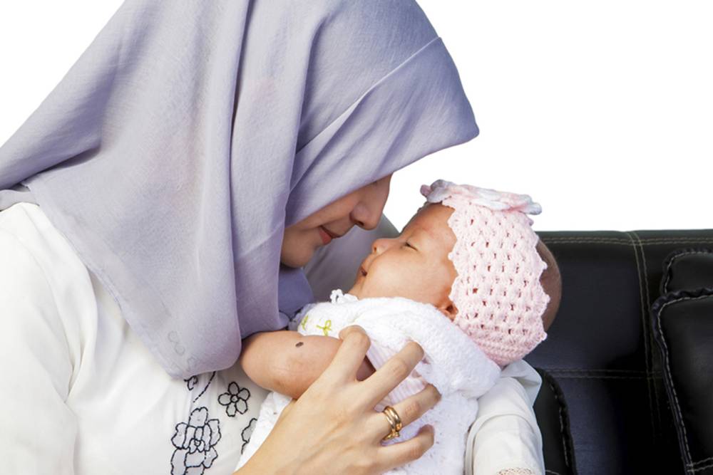 Annenin bebeğe teması, güçlü bağ oluşturuyor ve özgüvenini geliştiriyor