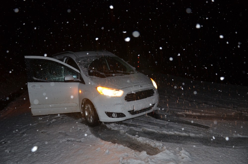 Kar ve tipi nedeniyle araçlar mahsur kaldı