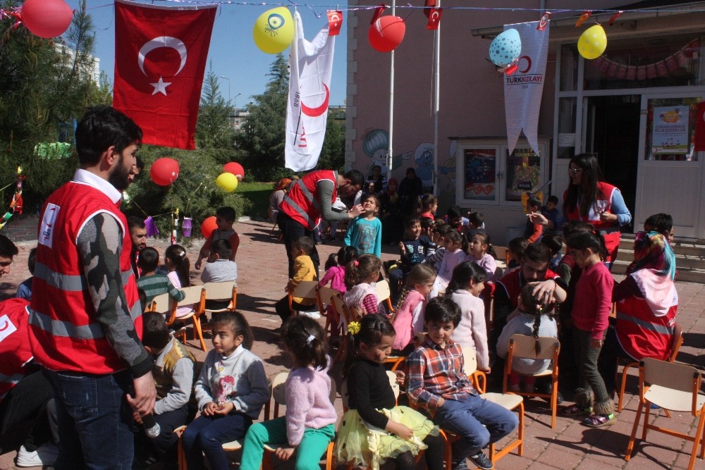 Anaokulu öğrencileri Kızılay’ın ’23 Nisan Çocuk Festivali’ ile eğlendi