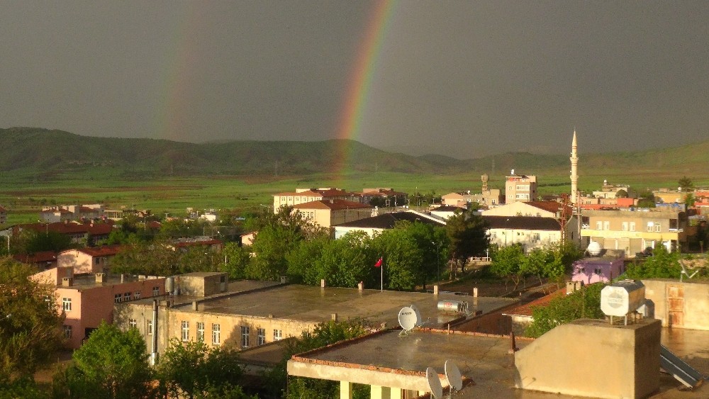 Gercüş’te yağmur çiftçinin yüzünü güldürdü