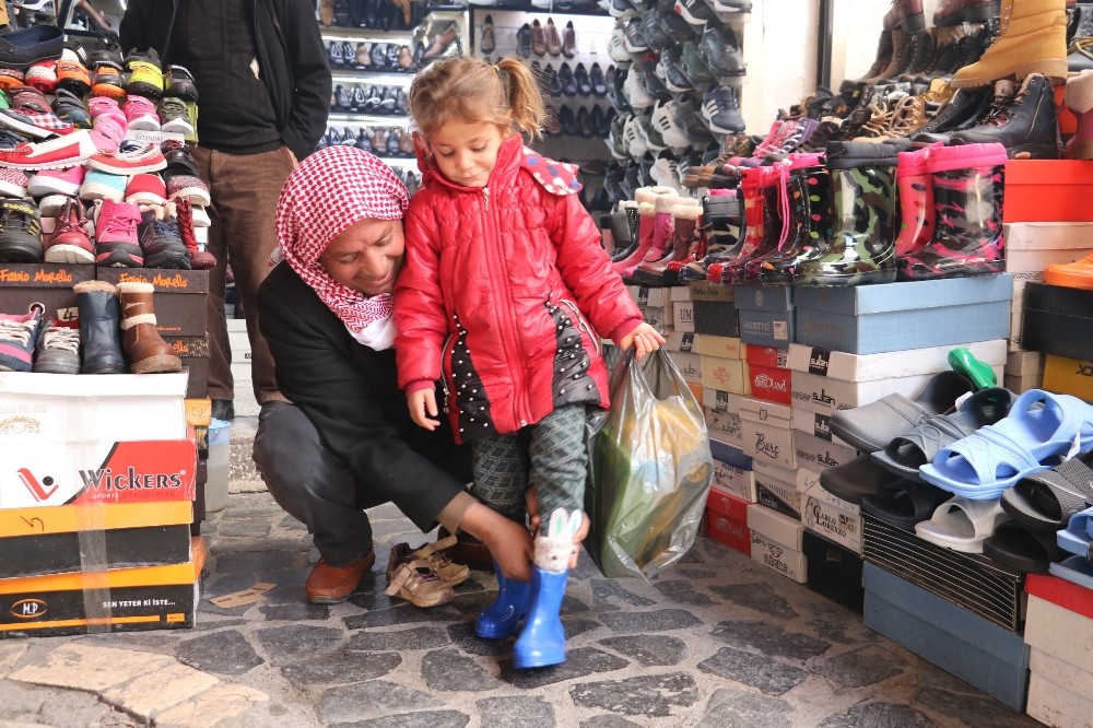 Şanlıurfa’da lastik çizmelere ilgi devam ediyor