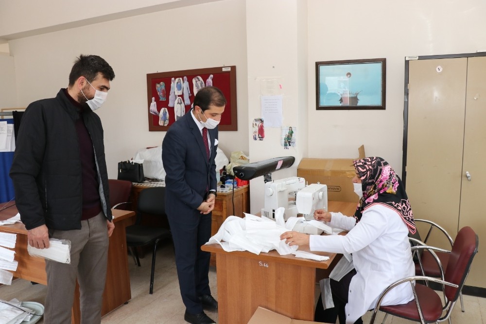Gönüllü usta öğreticiler ve kadınlar günde bin 500 maske üretiyor