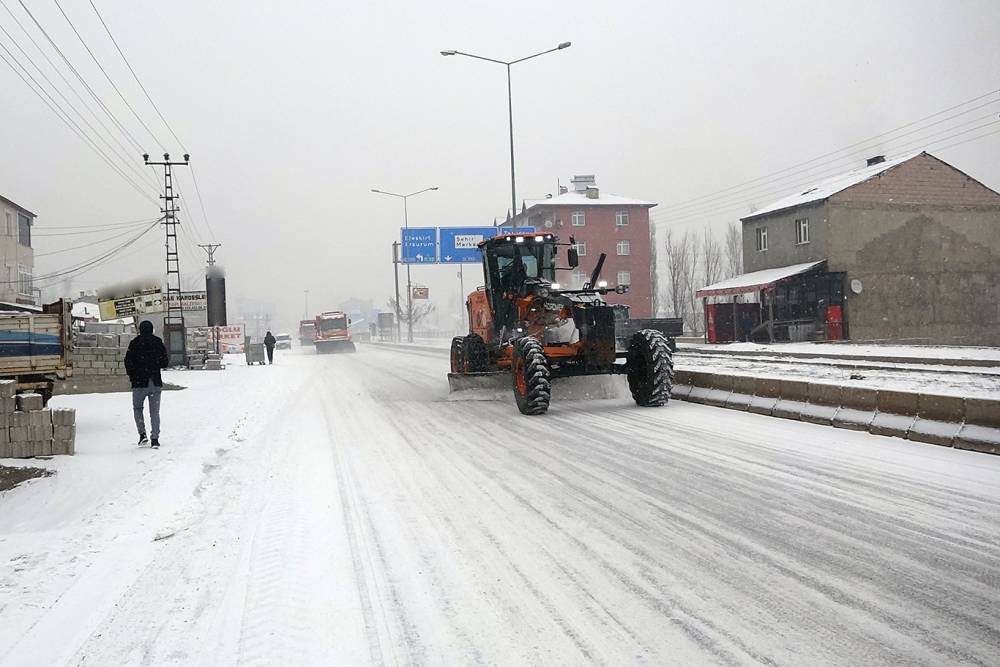 Beklenen yağış geldi! Ağrı beyaza b&uuml;r&uuml;nd&uuml; (Videolu)