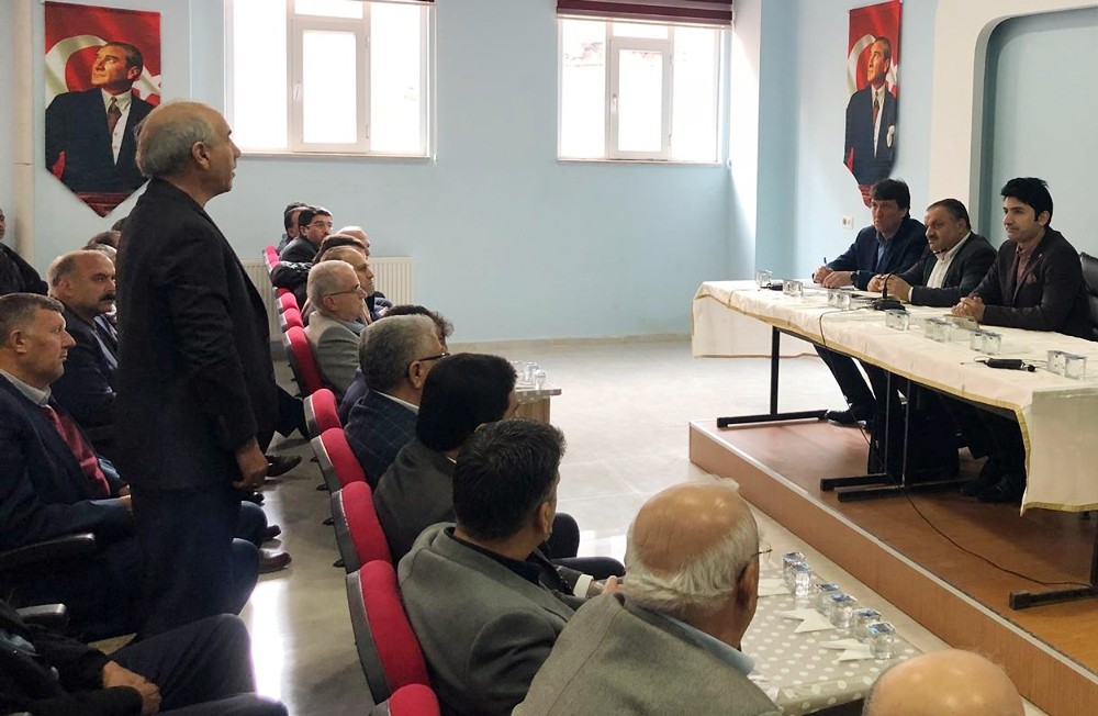 Dicle Elektrik yöneticileri Çınarlı muhtarlarla bir araya geldi
