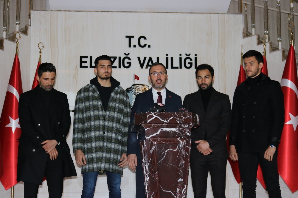 Bakan Kasapoğlu ve milli futbolcular destek için Elazığ’da