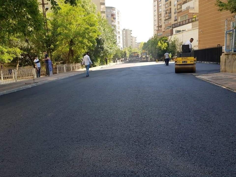 Türkiye’nin en büyük mahallesinde yol yapım çalışmaları sürüyor