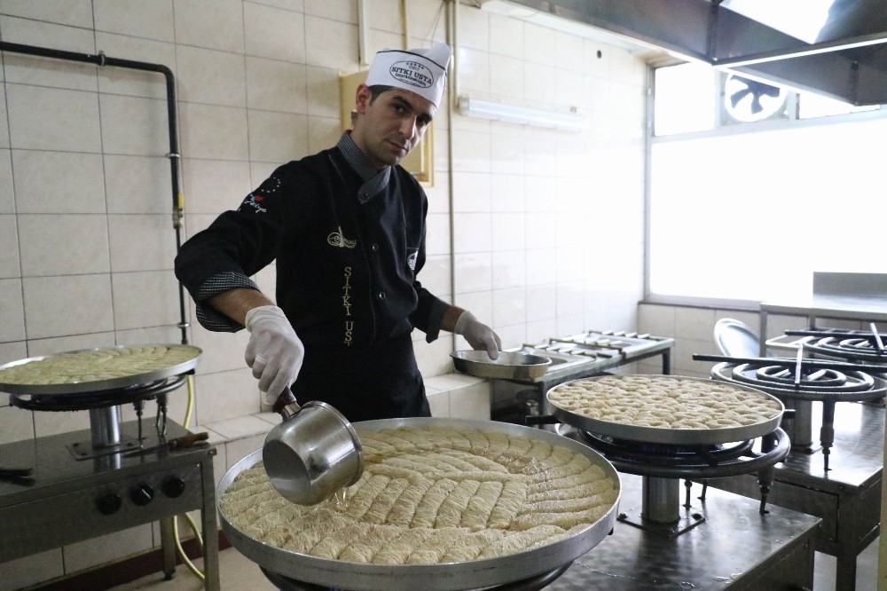 (Düzeltme) Tatlıcıların bayram mesaisi başladı