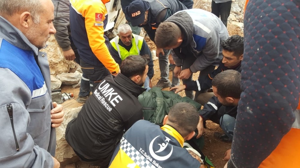 Siirt’te kamyon şarampole yuvarlandı: 1 yaralı