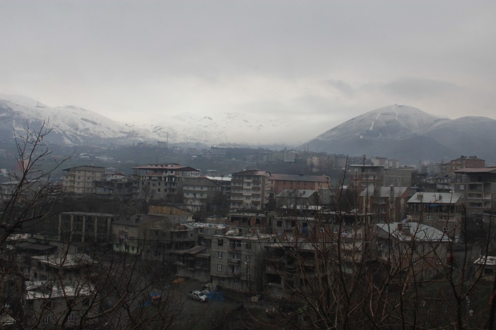 Hakkari’nin yüksek kesimlerine kar yağdı