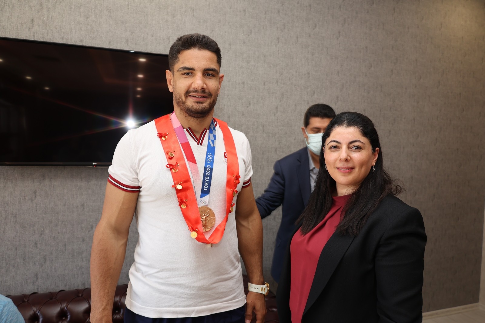 Milli g&uuml;reş&ccedil;i Taha Akg&uuml;l, afetzedeleri unutmadı