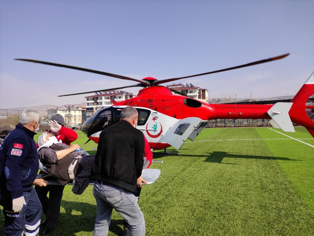 Kalp krizi geçiren kadın helikopter ile hastaneye yetiştirildi