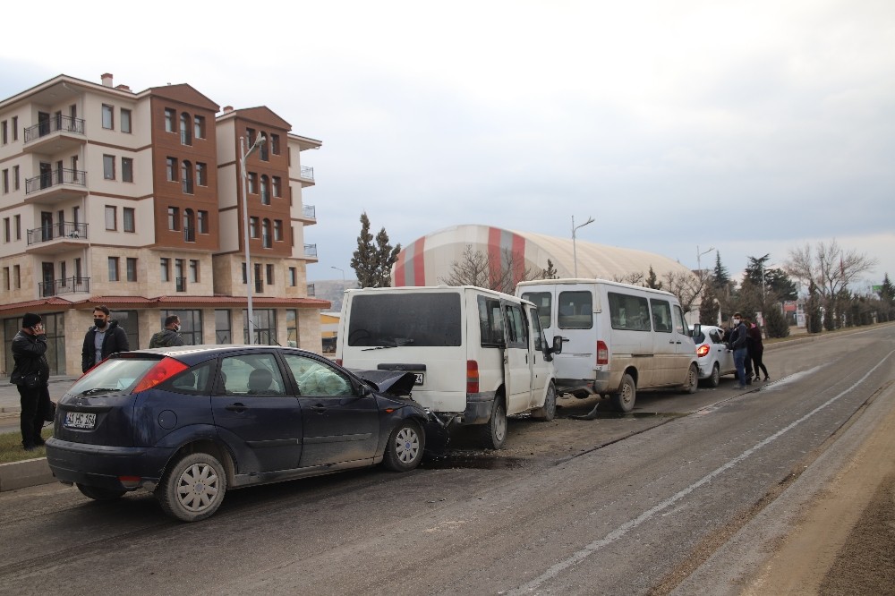 Elazığ’da zincirleme trafik kazası: 4 yaralı