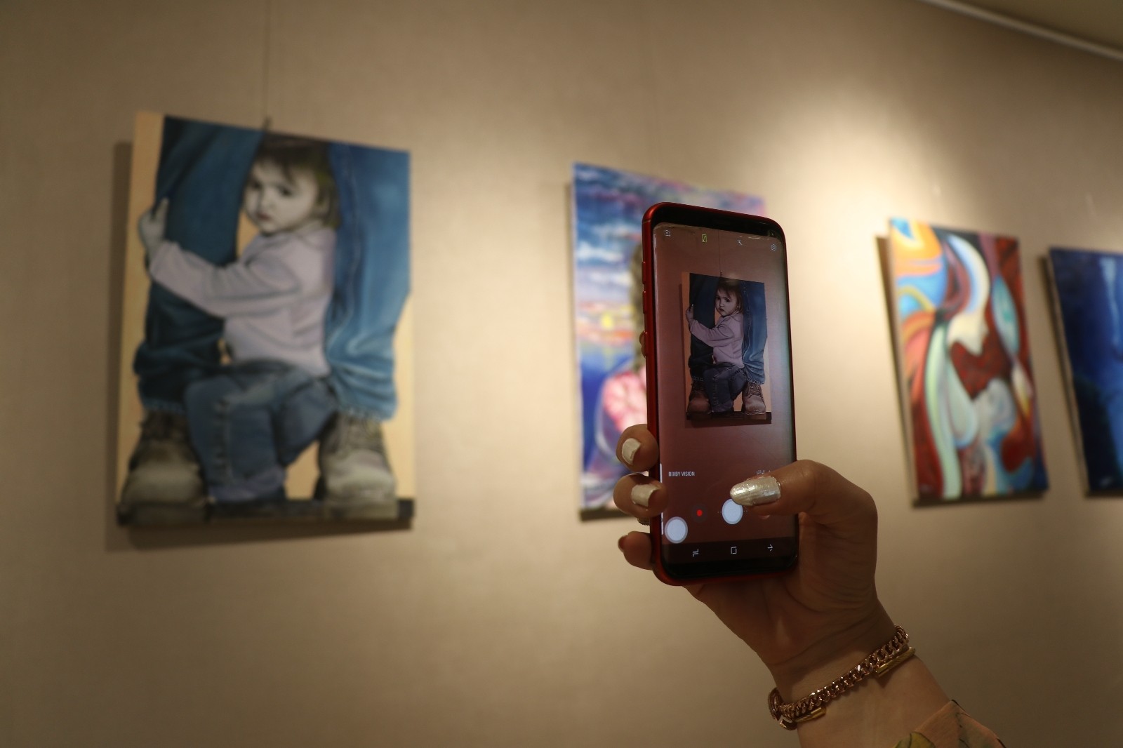 15 &uuml;lkeden 40&rsquo;a yakın sanat&ccedil;ı pandemi d&ouml;neminde &ccedil;izdiği resimleri sergiledi