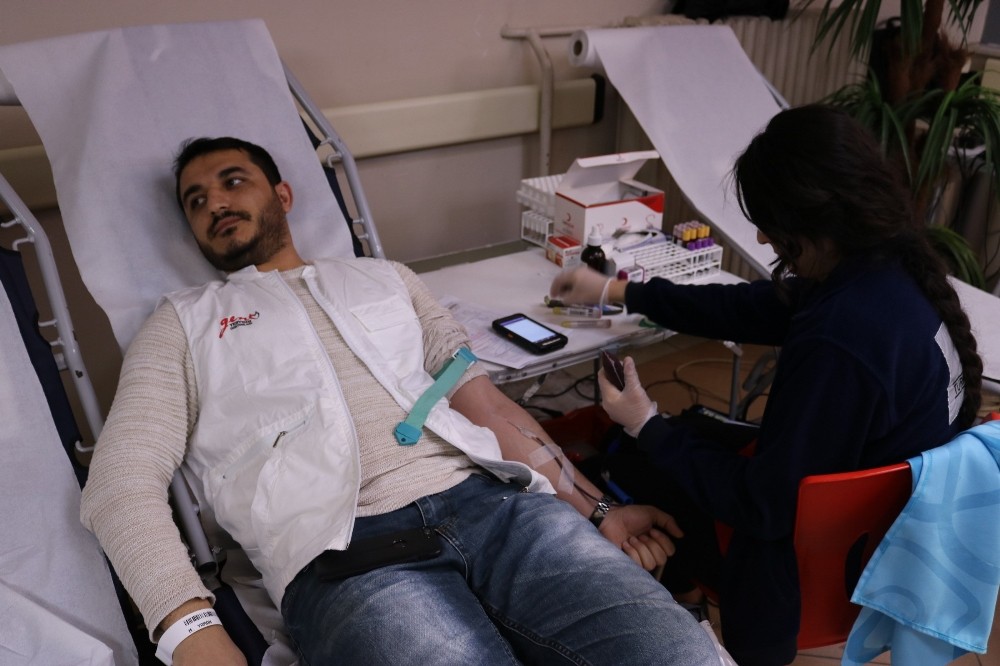 Genç Yeryüzü Doktorları Kulübünden kan bağışı kampanyasına destek