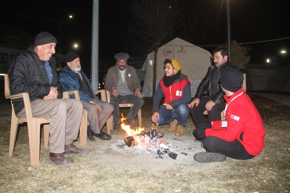 Depremzedelerin çadırlarda gece yaşantısı
