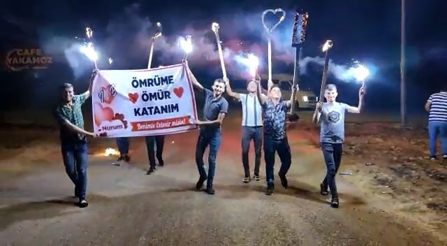İlginç evlilik teklifi ‘sosyal mesafe’ cezasıyla bitti