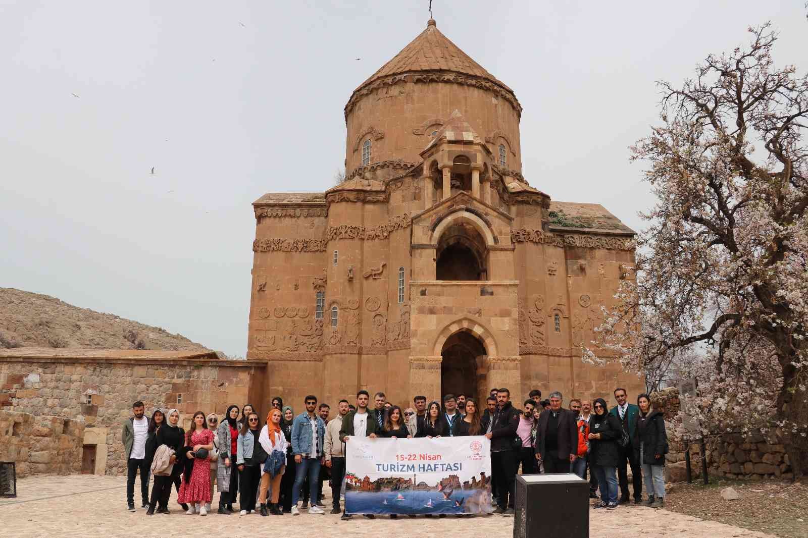 Üniversite öğrencileri ilk defa Akdamar Adası’nı gezdi