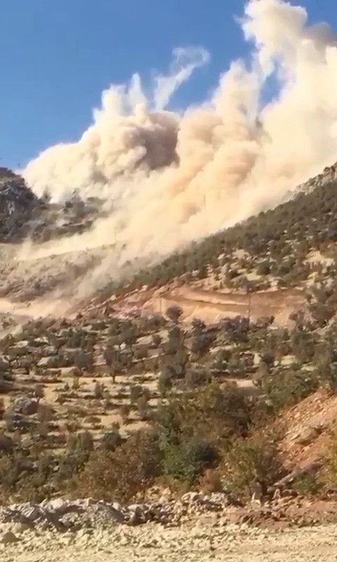 Siirt’te yol çalışmalarına engel olan dev kayalar dinamitle patlatılıyor