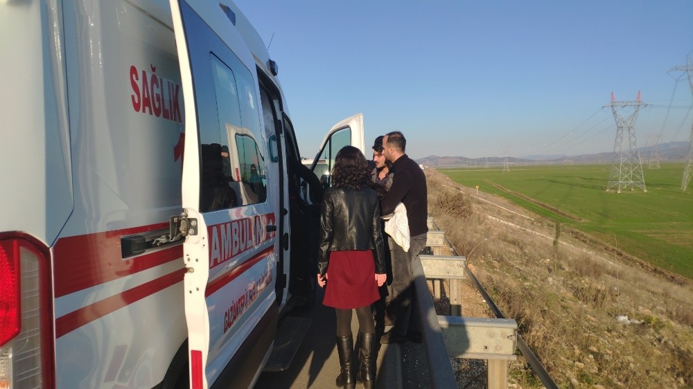 Çocuğunu hastaneye götürürken kaza yaptı: 1 yaralı