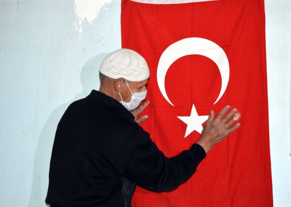 Evinden çıkamayan amcadan ‘Türk bayrağı’ isteği