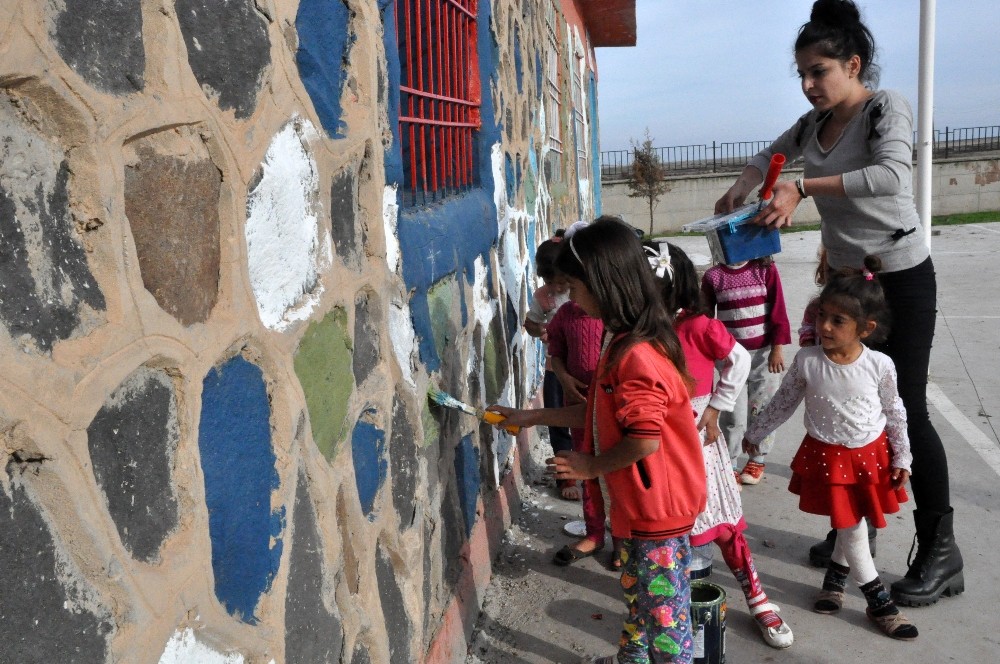Okulunu öğrencileri ile birlikte yeniledi