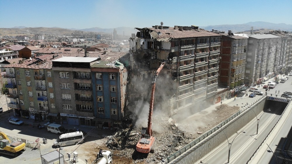Depremin vurduğu Elazığ’da yıkımlar hızlandırıldı, 16 noktada çalışma başladı