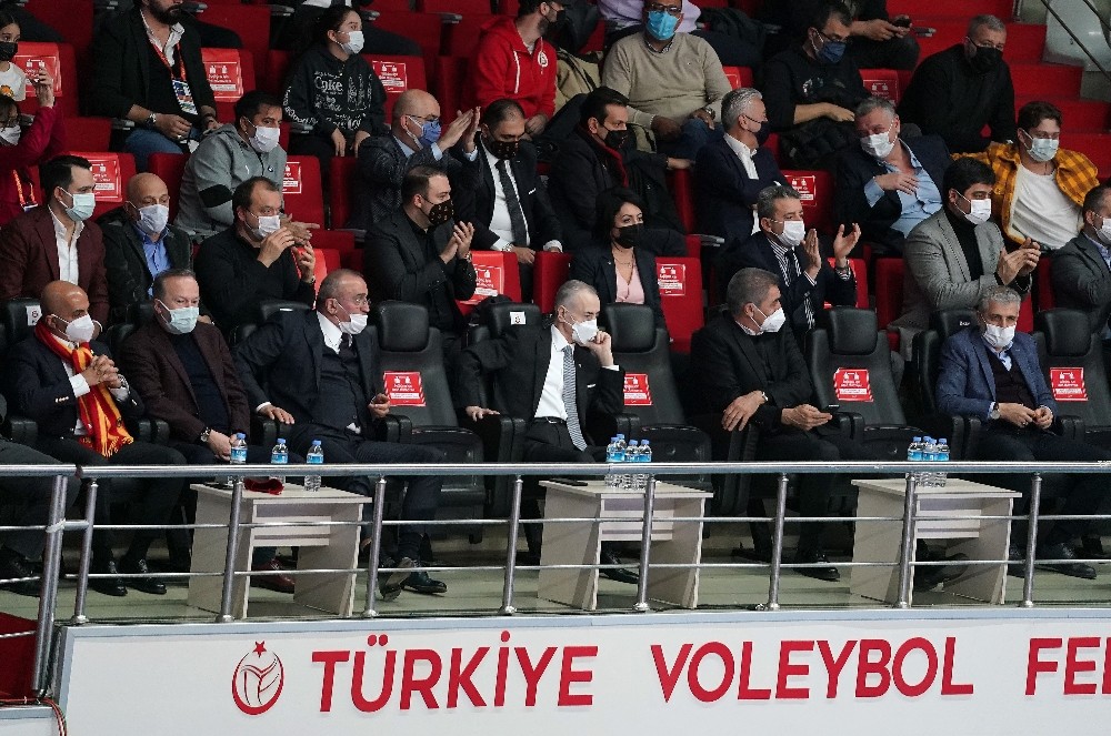 Mustafa Cengiz&rsquo;den voleybol takımına destek