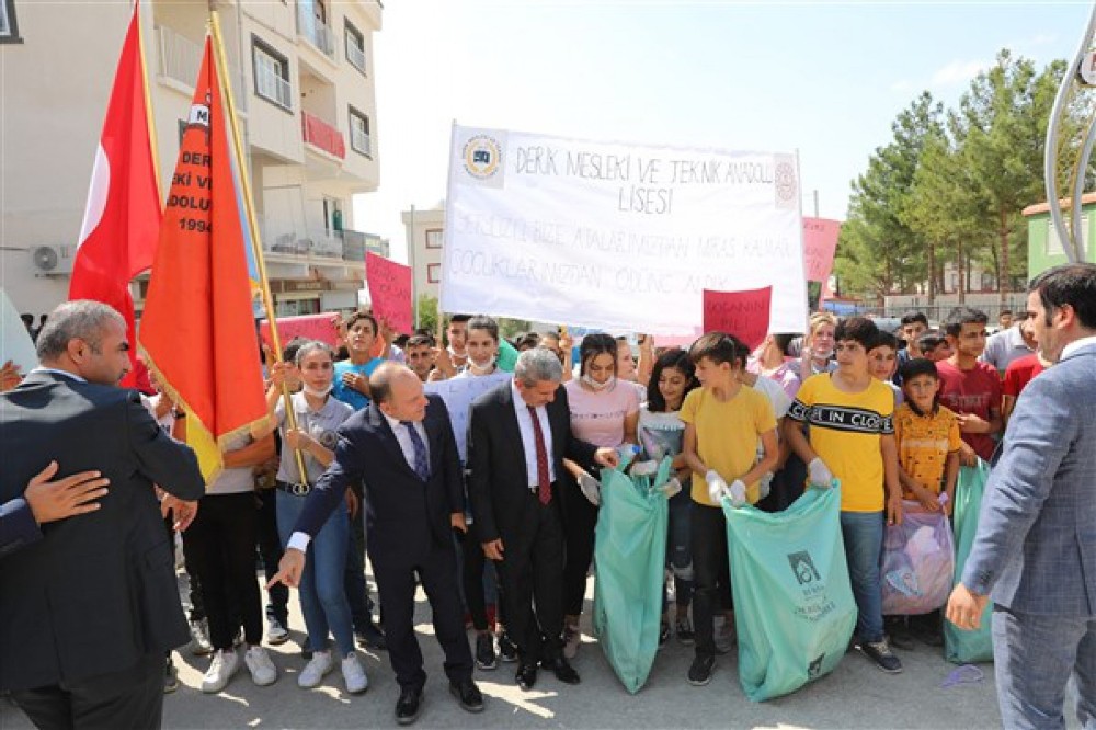 Derik’te öğrenciler çevreye dikkat çekti