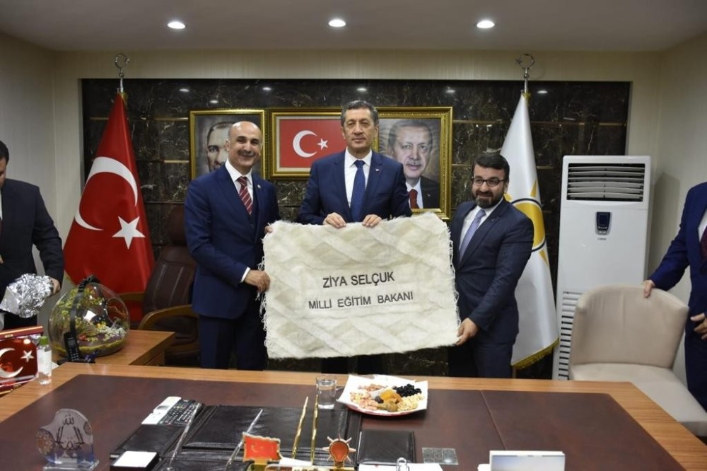 Bakan Selçuk AK Parti Batman teşkilatını ziyaret etti