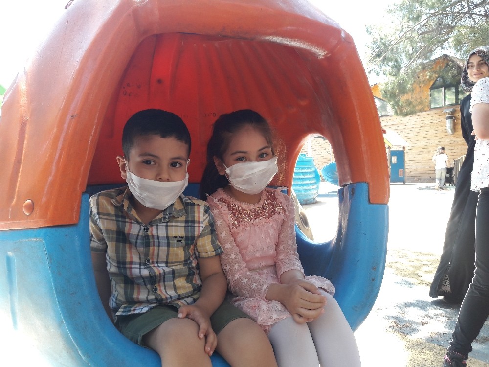 Sokağa &ccedil;ıkmalarına izin verilen &ccedil;ocuklar parklarda doyasıya eğlendi