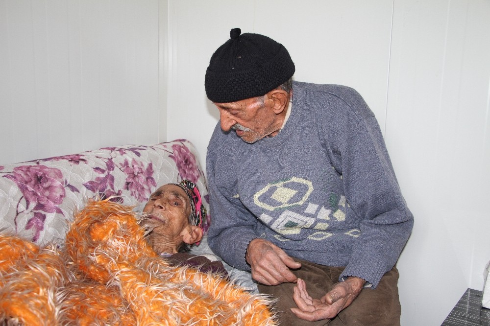 Depremzede yaşlı çift konteynere yerleşti