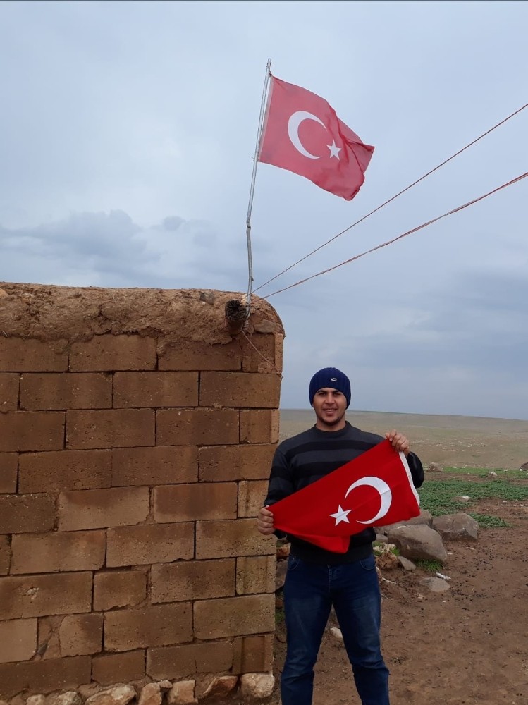 İşitme engelli gencin bayrak sevdası duygulandırdı