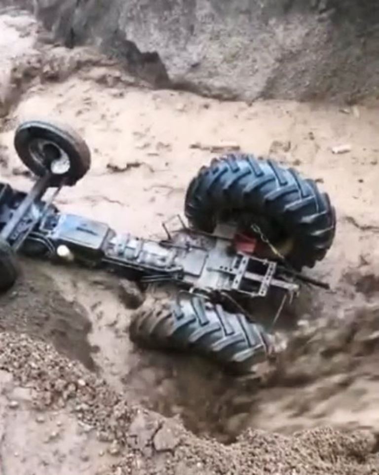 (Özel) Sel suları traktörü böyle yuttu