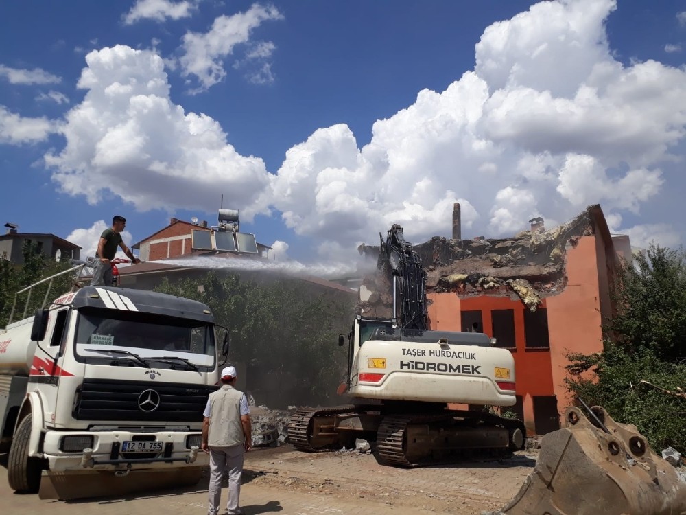 Bingöl’de 170 metruk yapı yıkıldı
