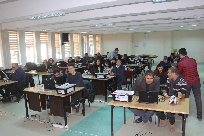 Öğretmenlere temel robotik eğitimi veriliyor