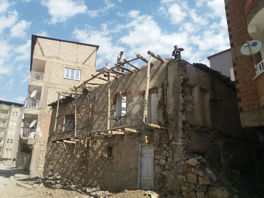 Hakkari’de toprak evler tarihe karışıyor