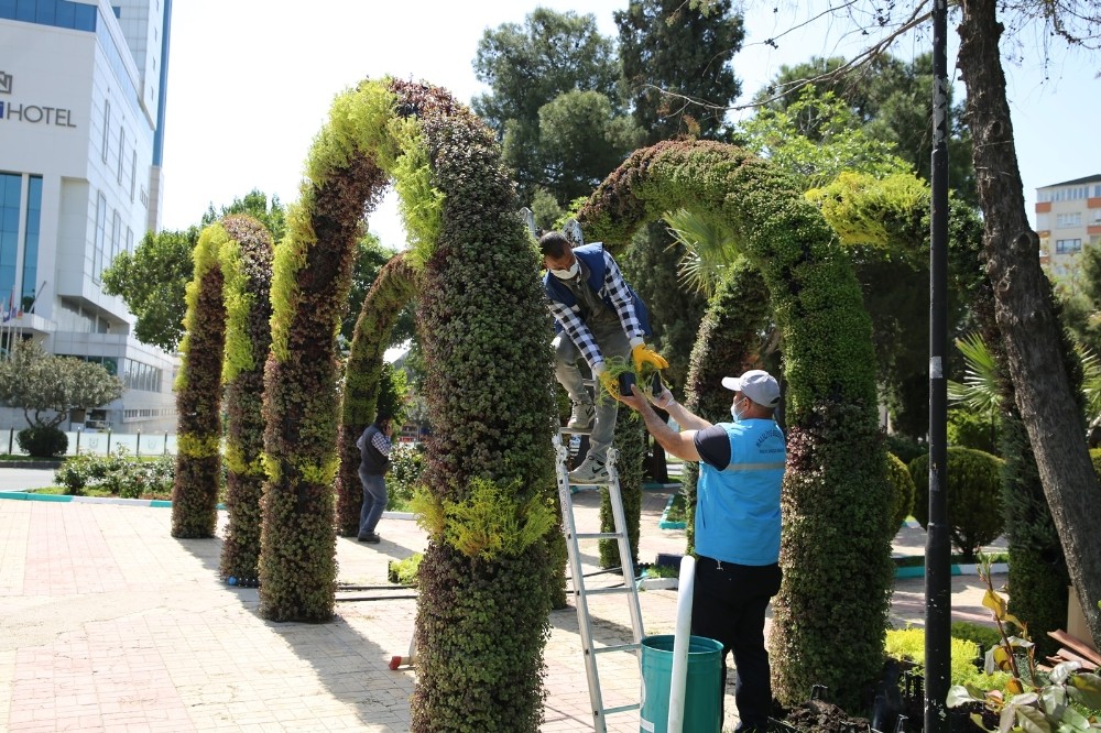 Haliliye’de parklar salgın sonrasına süsleniyor
