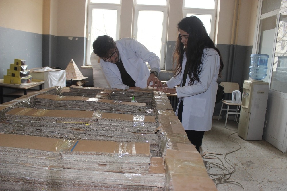 Öğrenciler atık kartondan kitaplık yapıyor