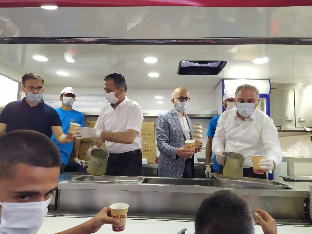 Fatih Belediyesi’nden Ayasofya-i Kebir Cami önünde 4 bin kişiye sıcak çorba