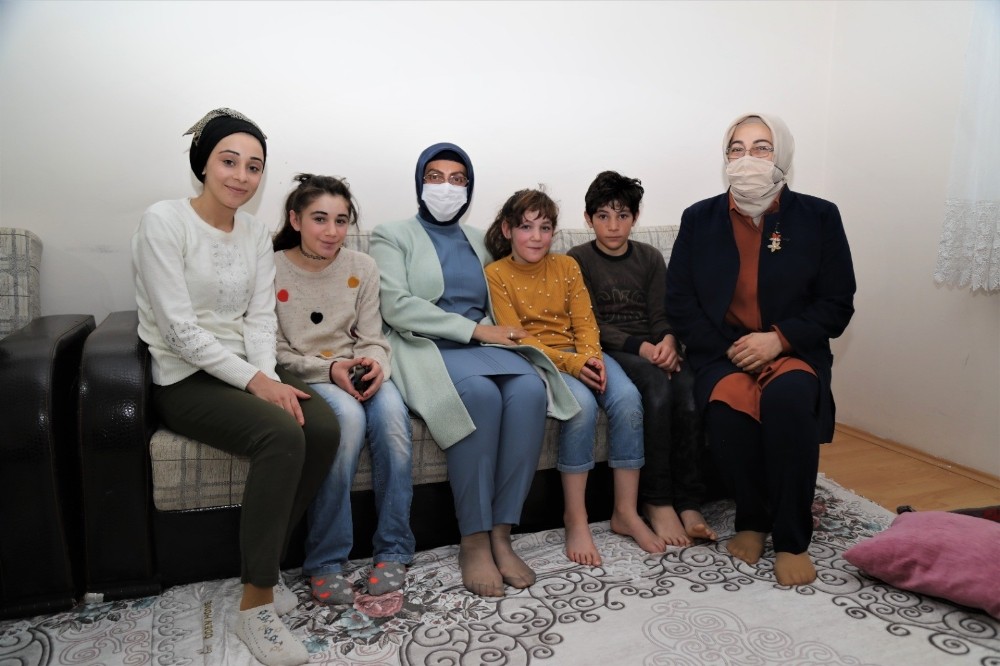 Vali Bilmez’in eşinden depremzede aileye ziyaret