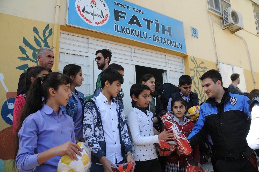 Cizre polisinden öğrencilere hediye