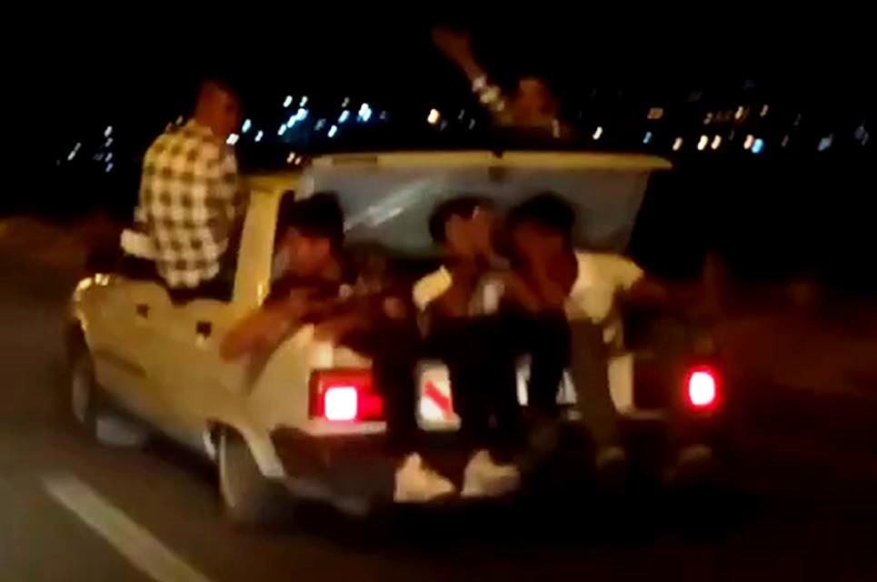 Otomobille sığmayan gençler çareyi bagajda buldu