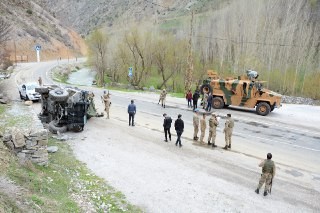 Çatak’ta askeri araç devrildi: 6 yaralı