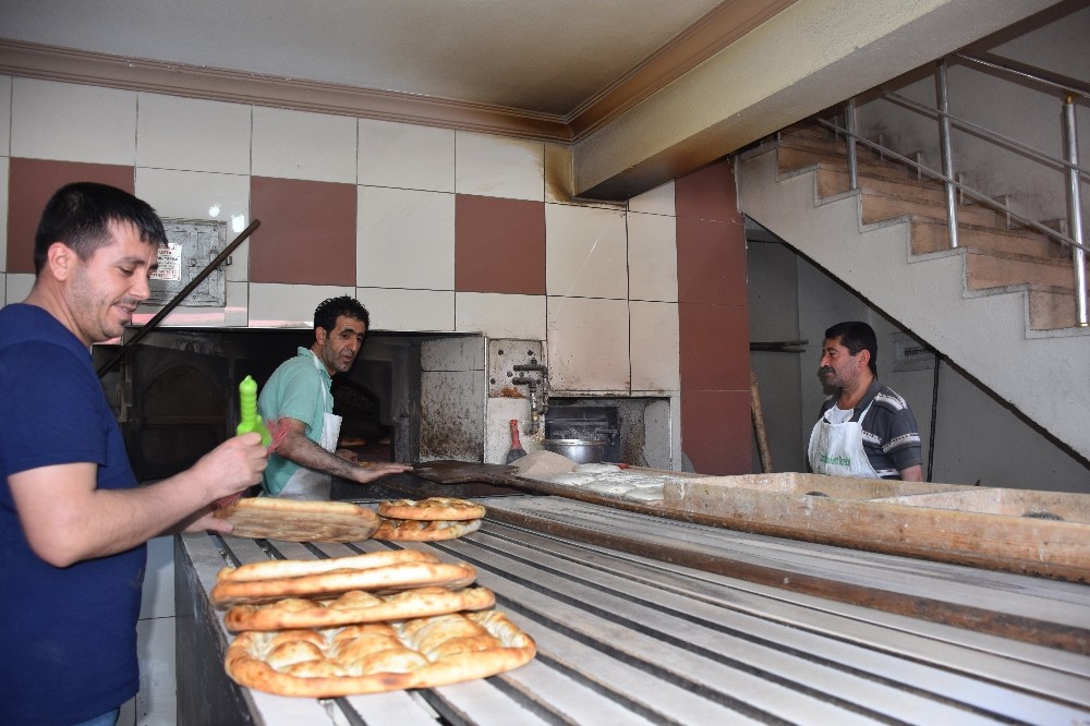 250-300 derecelik fırın önünde zorlu ekmek mesaisi