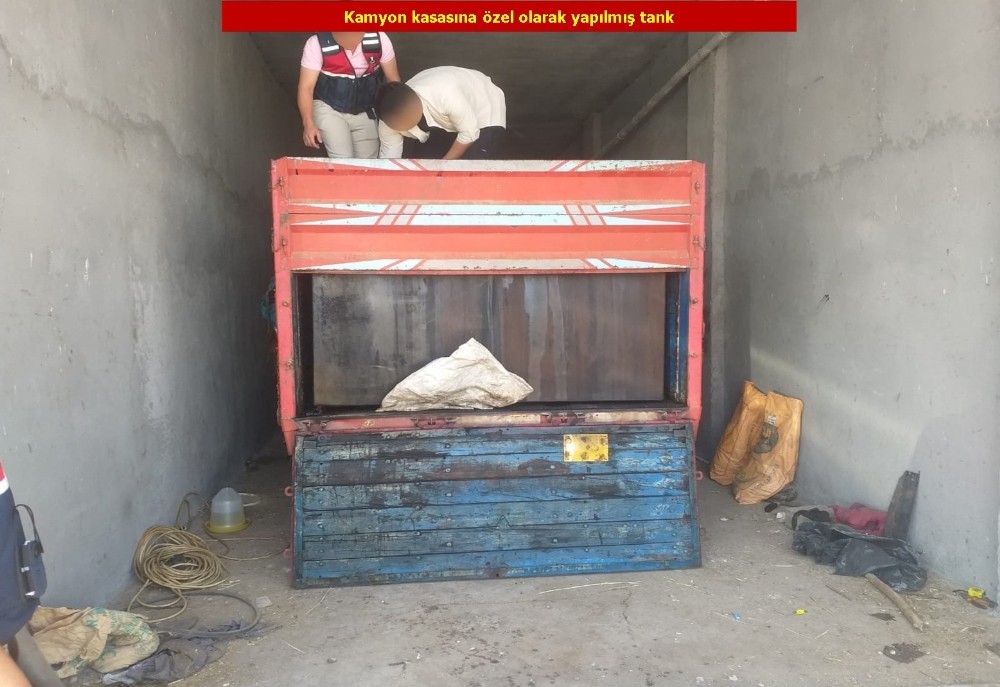 TPAO borularından çaldıkları petrolü evinin altındaki depoda sakladılar