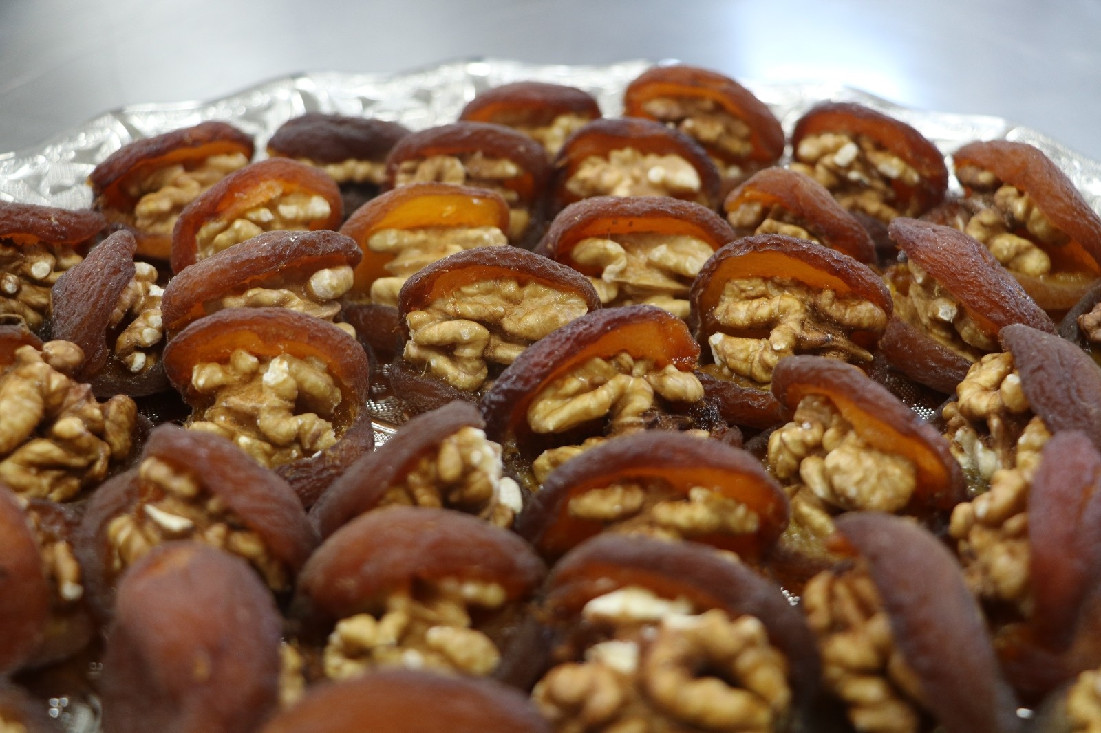 Kayısı tatlısı lezzetiyle damak çatlatıyor