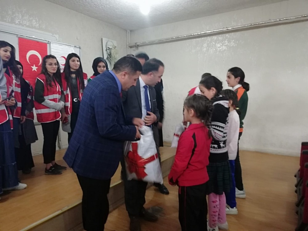 Hakkari Kızılay’ı 400 öğrenciyi sevindirdi