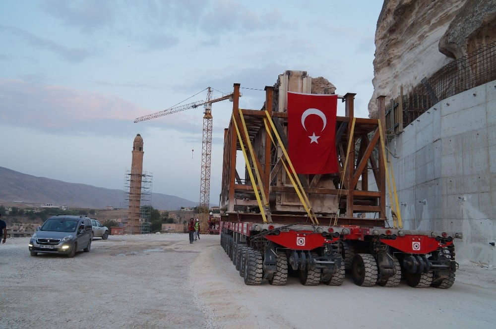 600 yıllık Hasankeyf kale kapısı taşındı