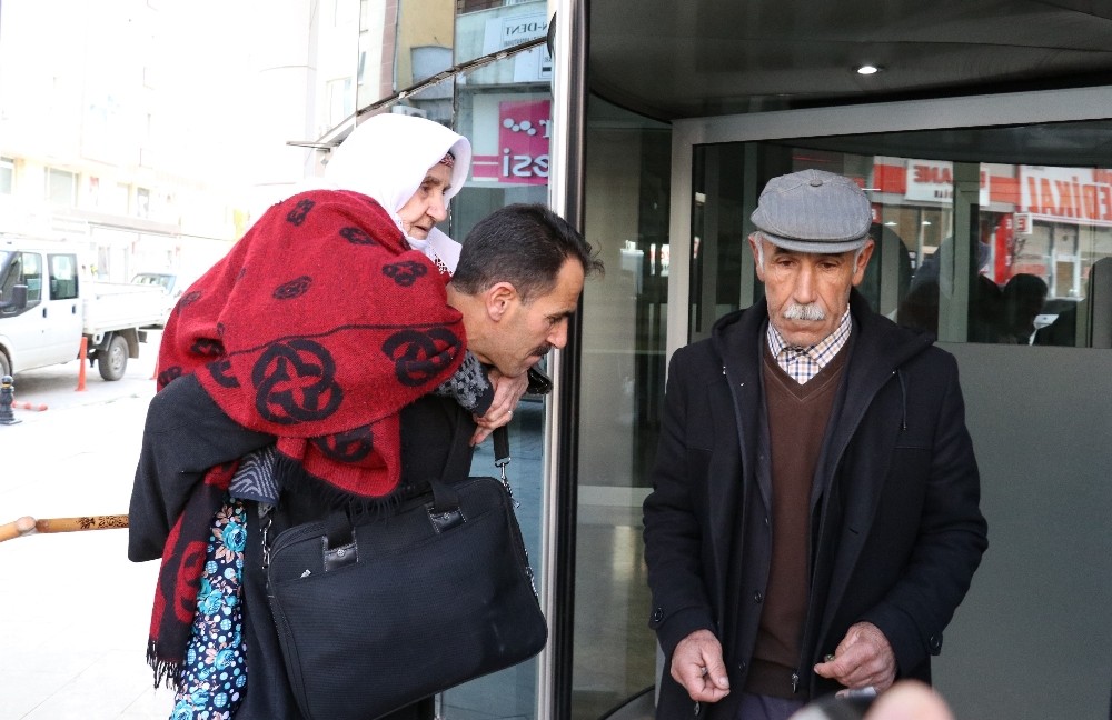 (Özel haber) Vefalı evlat 17 yıldır annesini sırtında taşıyor